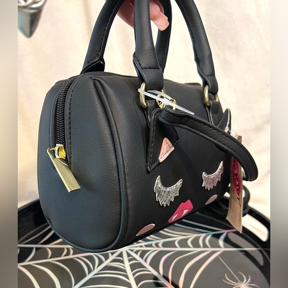 🧛‍♀️🖤💋BETSEY JOHNSON,LUV BETSEY LBHARLEY VAMPIRE LIP KITTY BARREL SATCHEL 🖤💋🧛‍♀️ - Picture 4 of 11